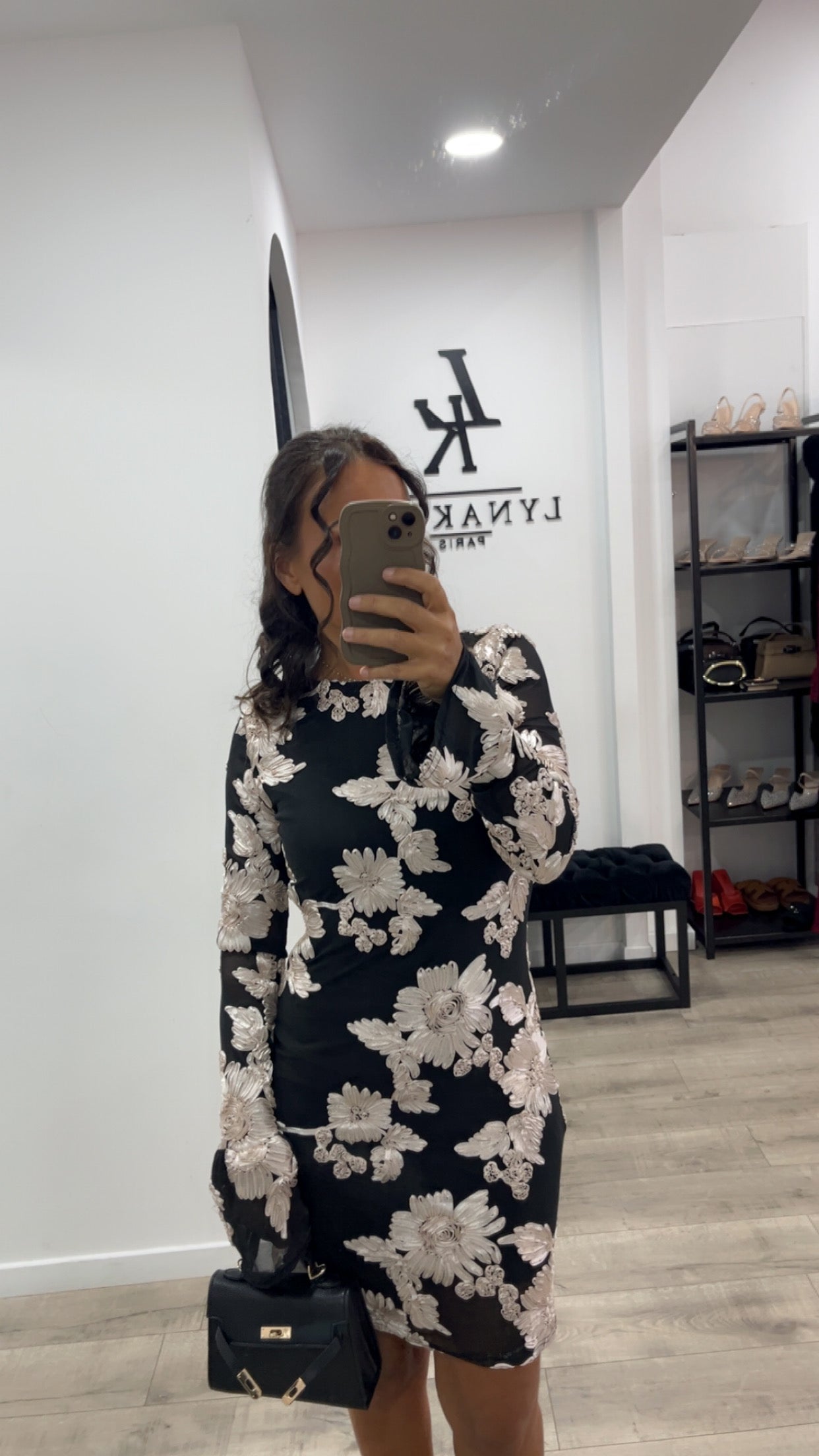 Robe noir doré courte